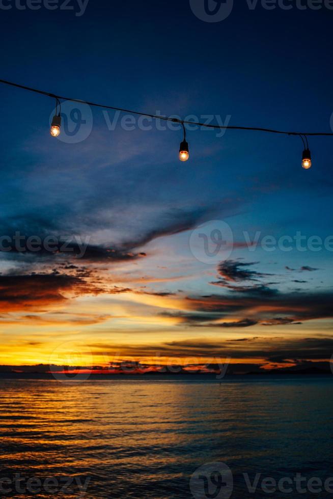 mar e céu noturno na praia de pattaya na tailândia foto