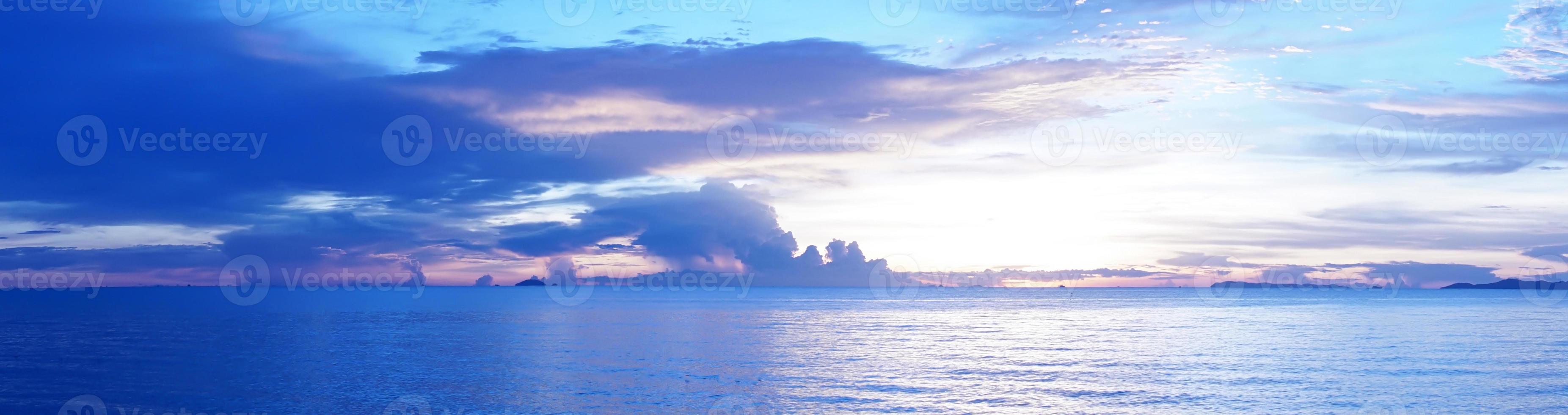 mar e céu noturno na praia de pattaya na tailândia foto