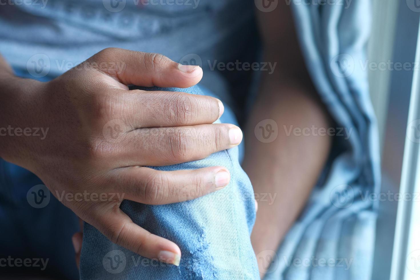 close-up em homem sofrendo de dor nas articulações do joelho foto