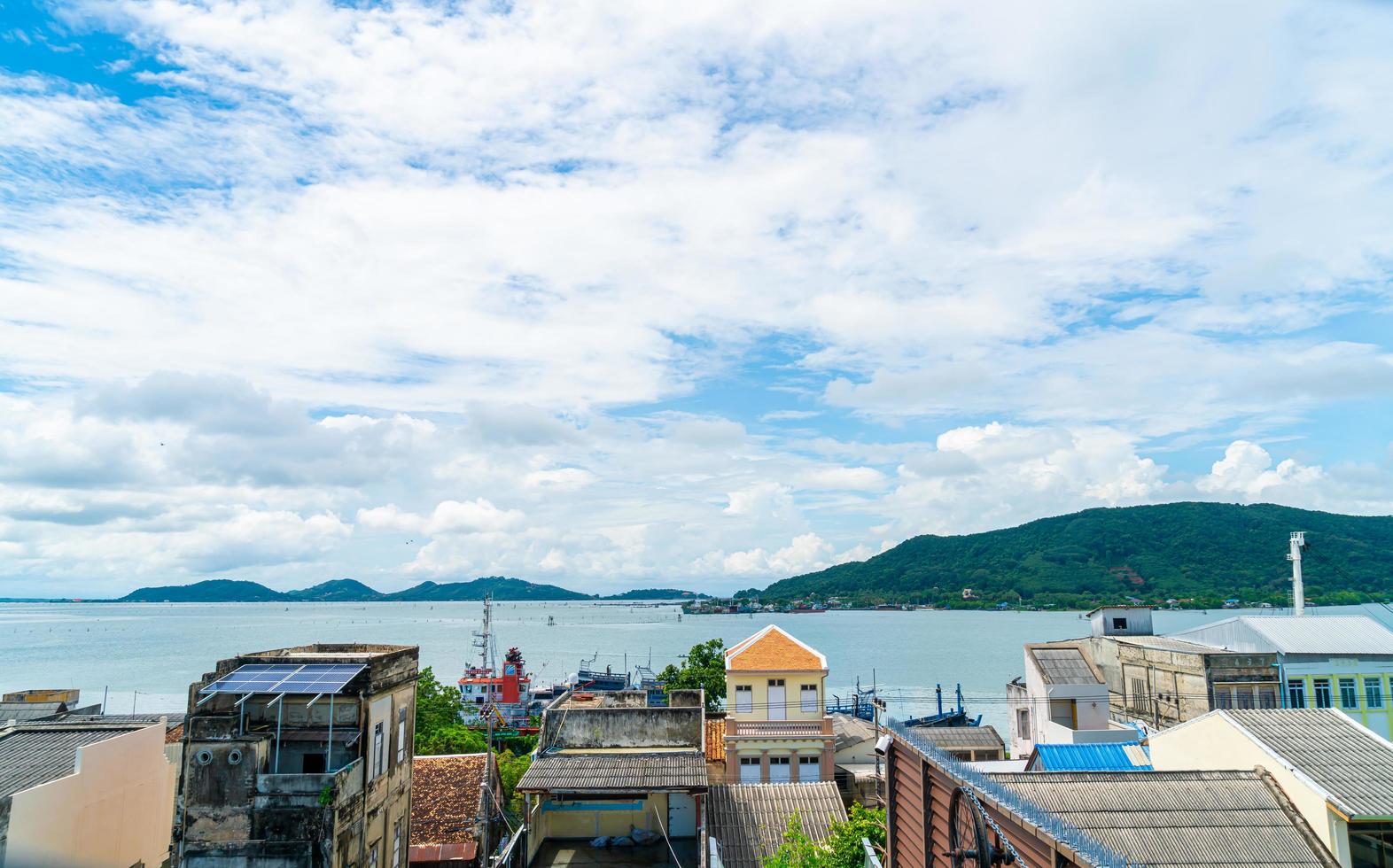 vista da cidade de Songkla com baía na Tailândia foto