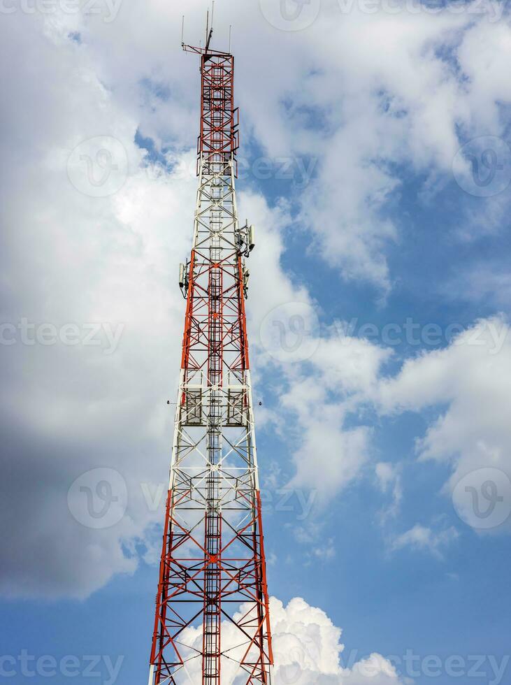 Visão do uma ampla vermelho e branco telecomunicação torre. foto