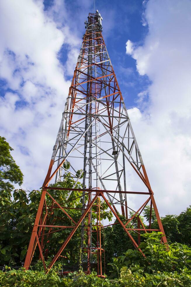 telecomunicação torre com azul céu e branco nuvens fundo dentro Bangladesh foto