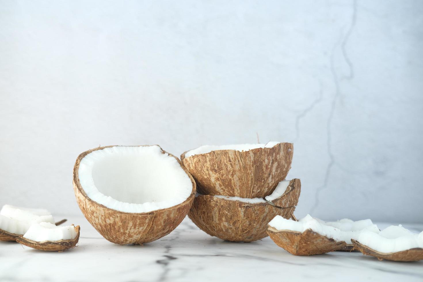 fatia de coco fresco em uma toalha de mesa foto