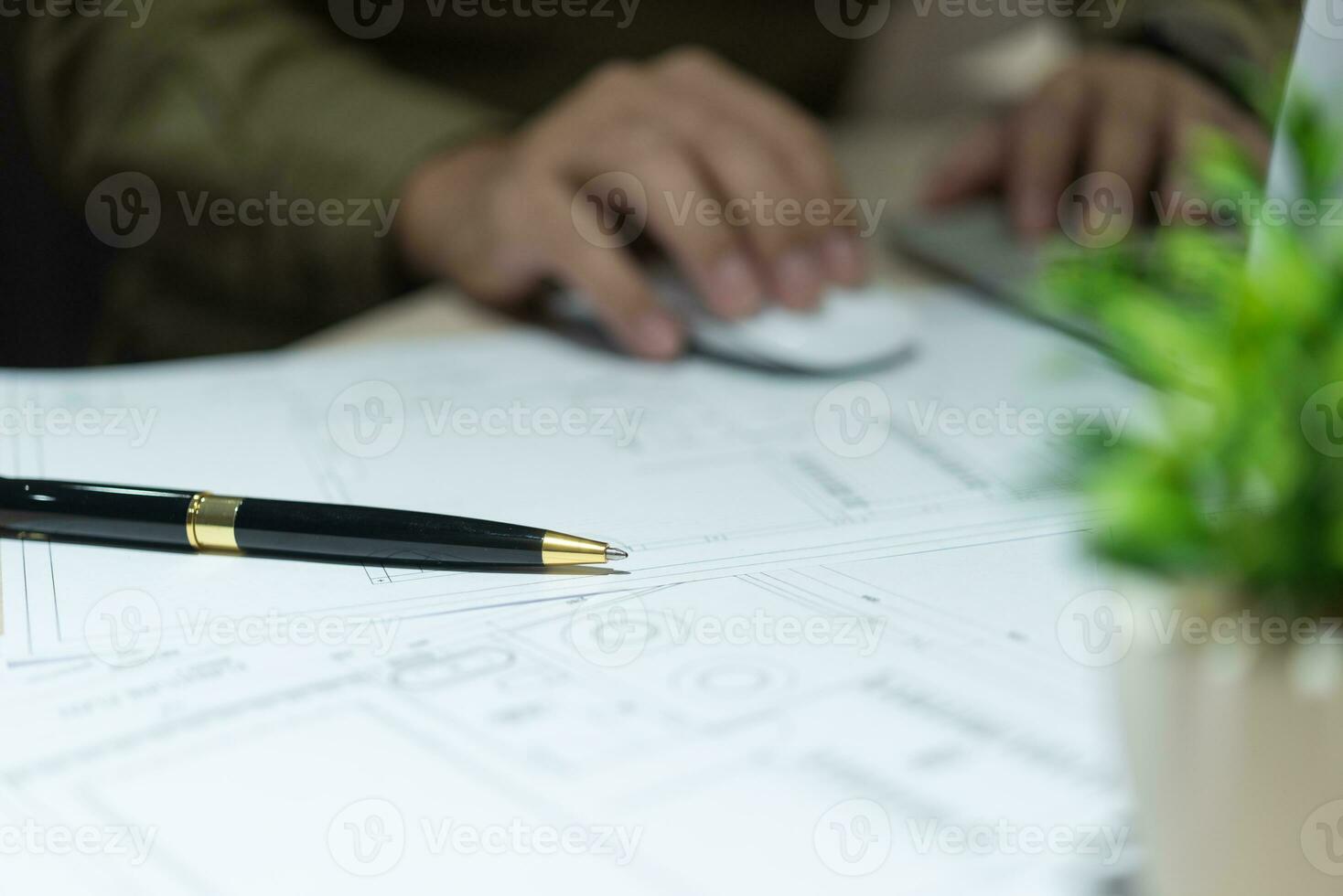caneta em casa interior Projeto engenheiro documento plano arquitetônico. industrial desenhando projeto papel em escrivaninha. foto
