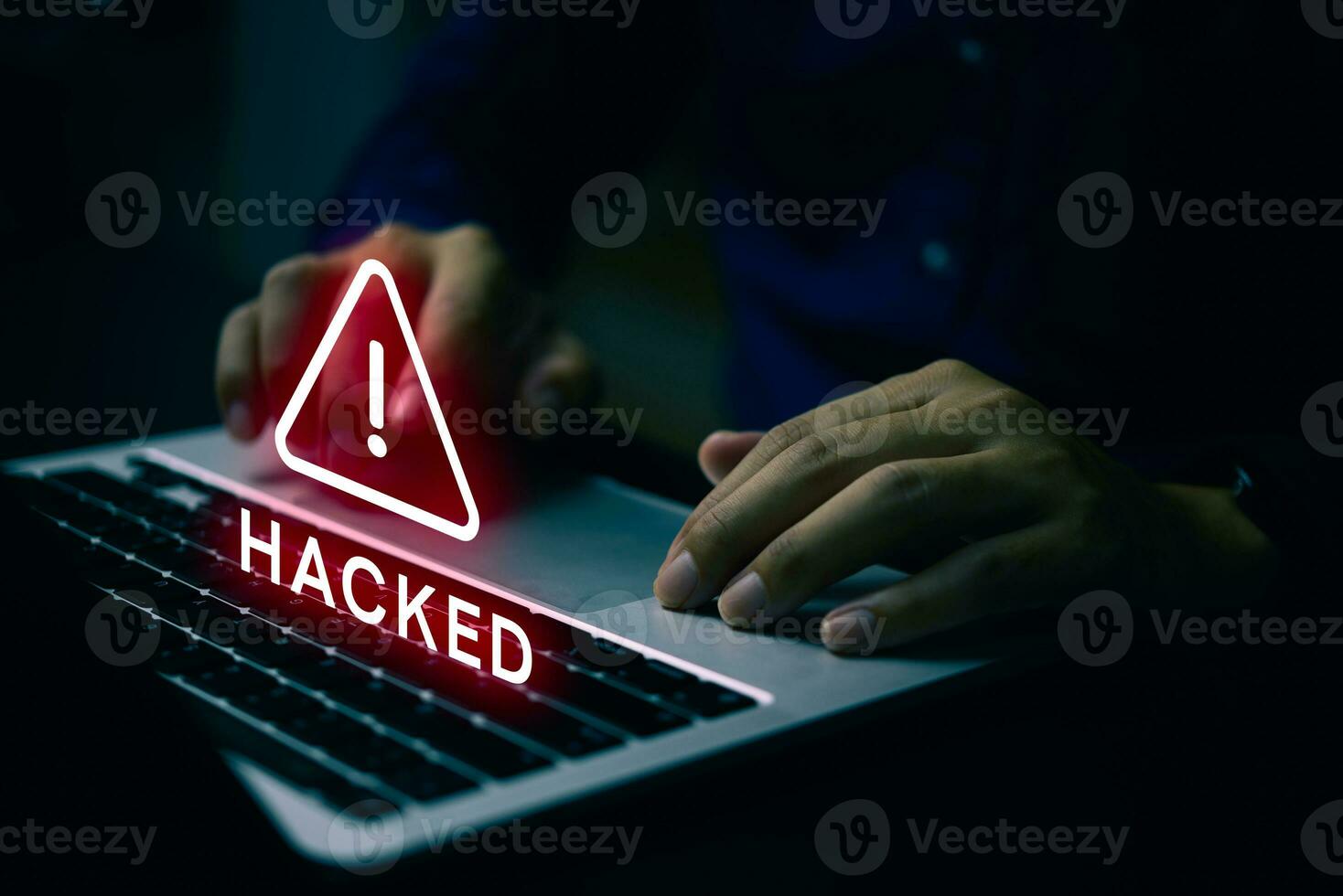 homem usando computador com sistema hackeado alerta Atenção sinais ataque em computador rede. dados proteção. Internet malware vírus cyber segurança e cibercrime conceito. foto