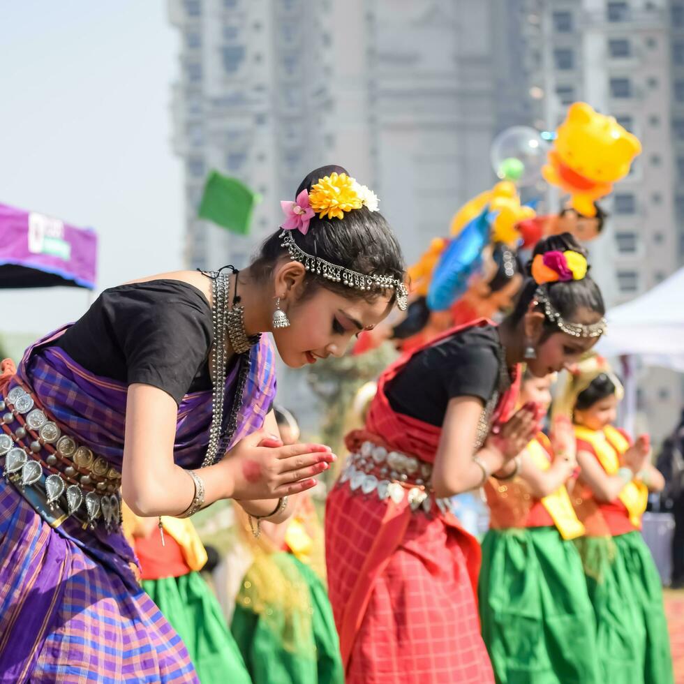 Novo Délhi, Índia - Julho 01 2023 - bharatanatyam indiano clássico odissi dançarinos realizando às estágio. lindo indiano menina dançarinos dentro a postura do indiano dança. indiano clássico dança bharatanatyam foto