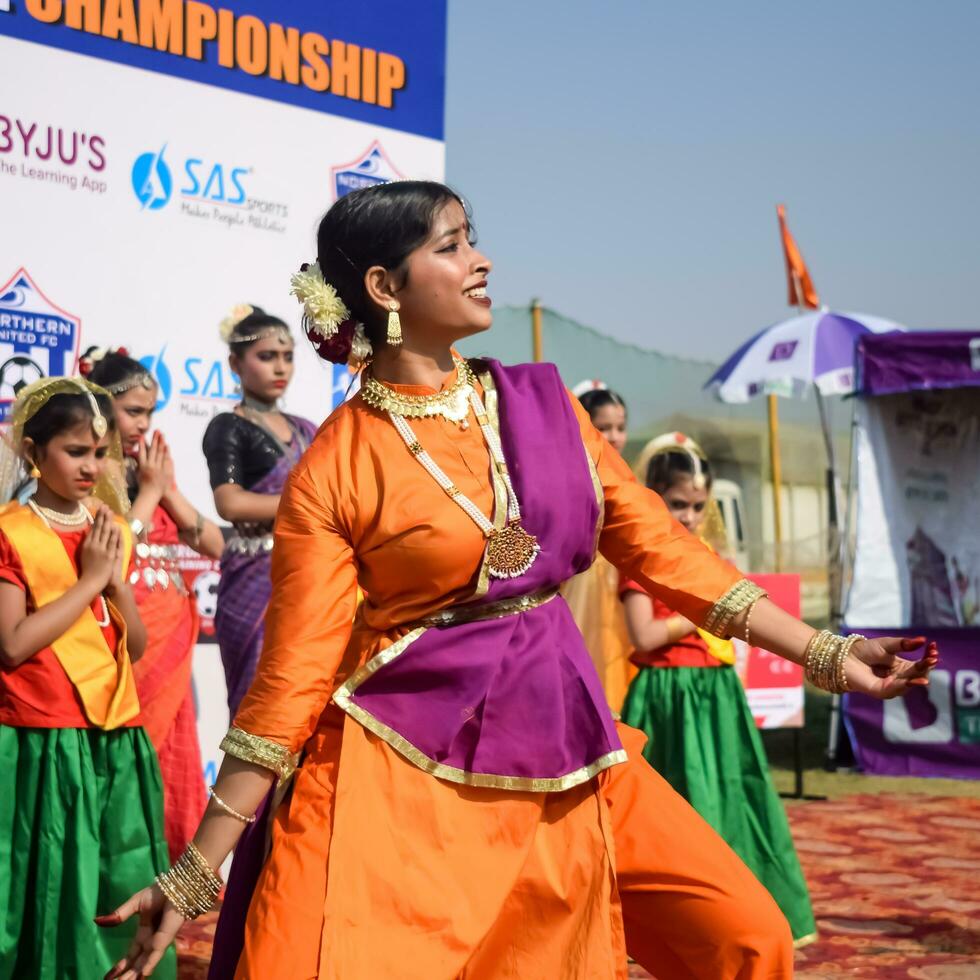 Novo Délhi, Índia - Julho 01 2023 - bharatanatyam indiano clássico odissi dançarinos realizando às estágio. lindo indiano menina dançarinos dentro a postura do indiano dança. indiano clássico dança bharatanatyam foto