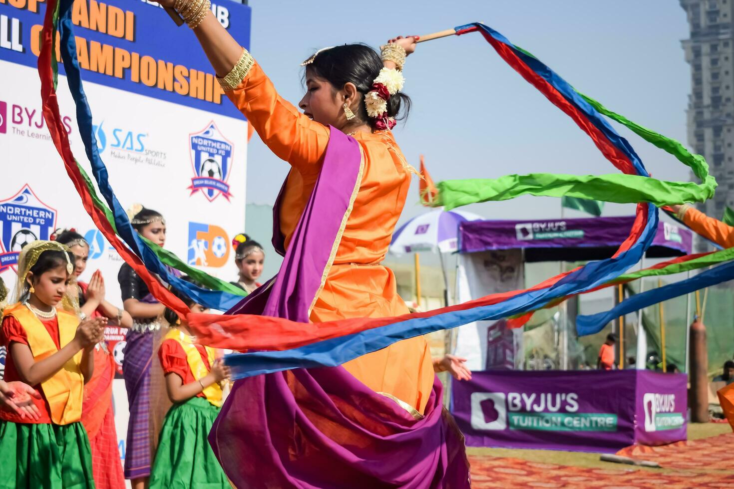 Novo Délhi, Índia - Julho 01 2023 - bharatanatyam indiano clássico odissi dançarinos realizando às estágio. lindo indiano menina dançarinos dentro a postura do indiano dança. indiano clássico dança bharatanatyam foto