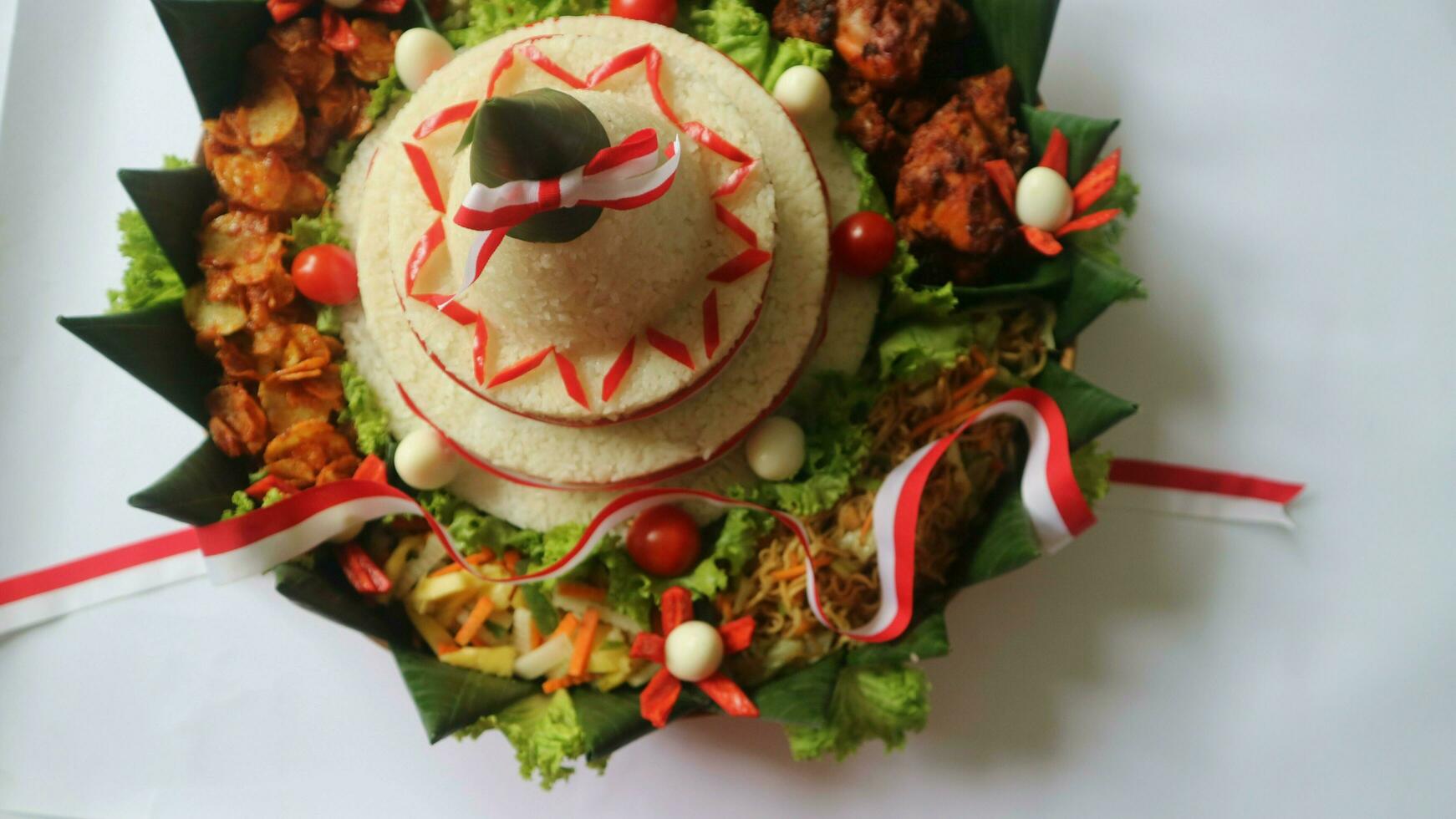 cone em forma arroz com indonésio nacional fita chamado nasi Tumpeng Merah putih para independência dia celebração às 17 agosto foto