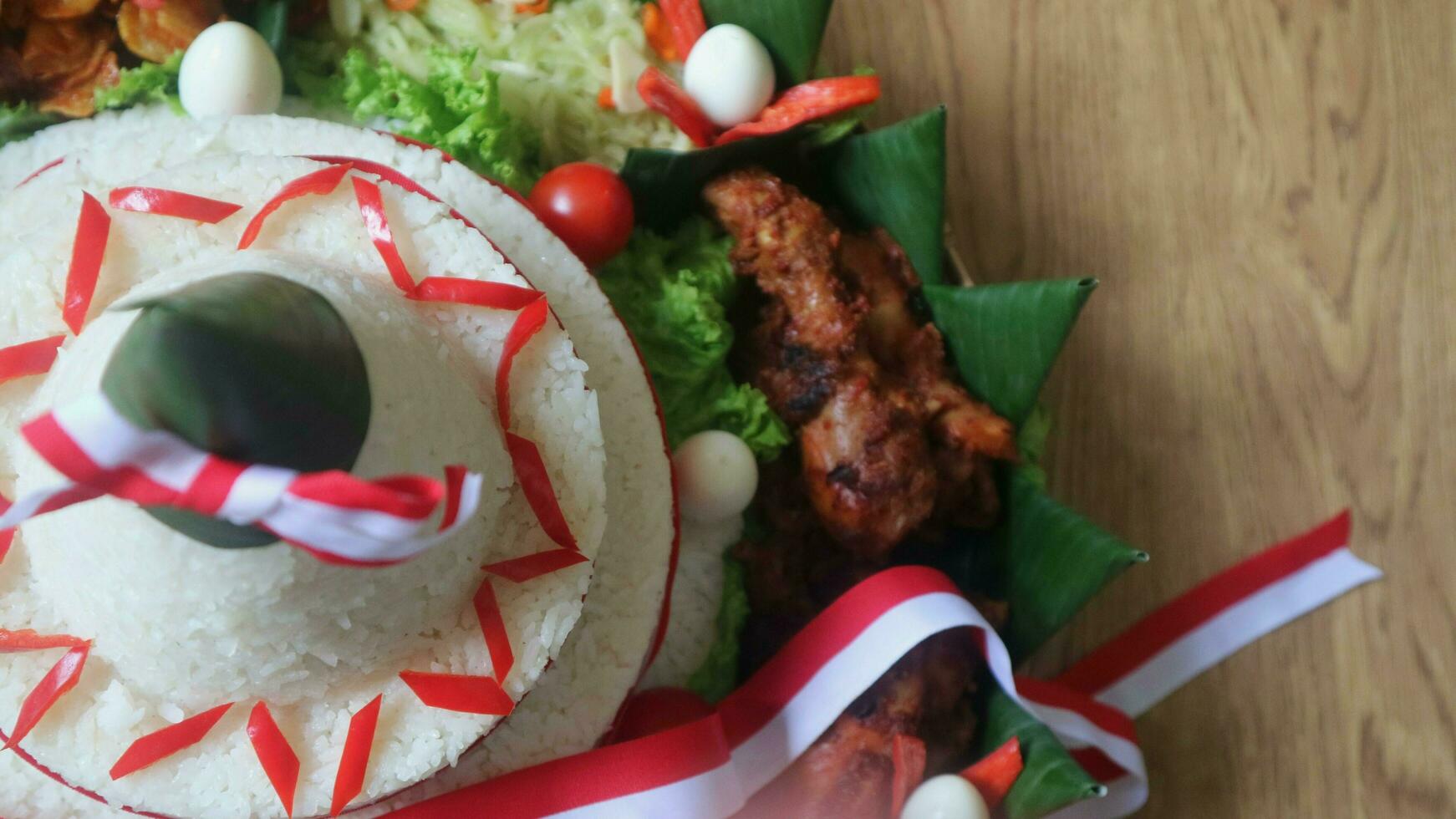 cone em forma arroz com indonésio nacional fita chamado nasi Tumpeng Merah putih para independência dia celebração às 17 agosto foto