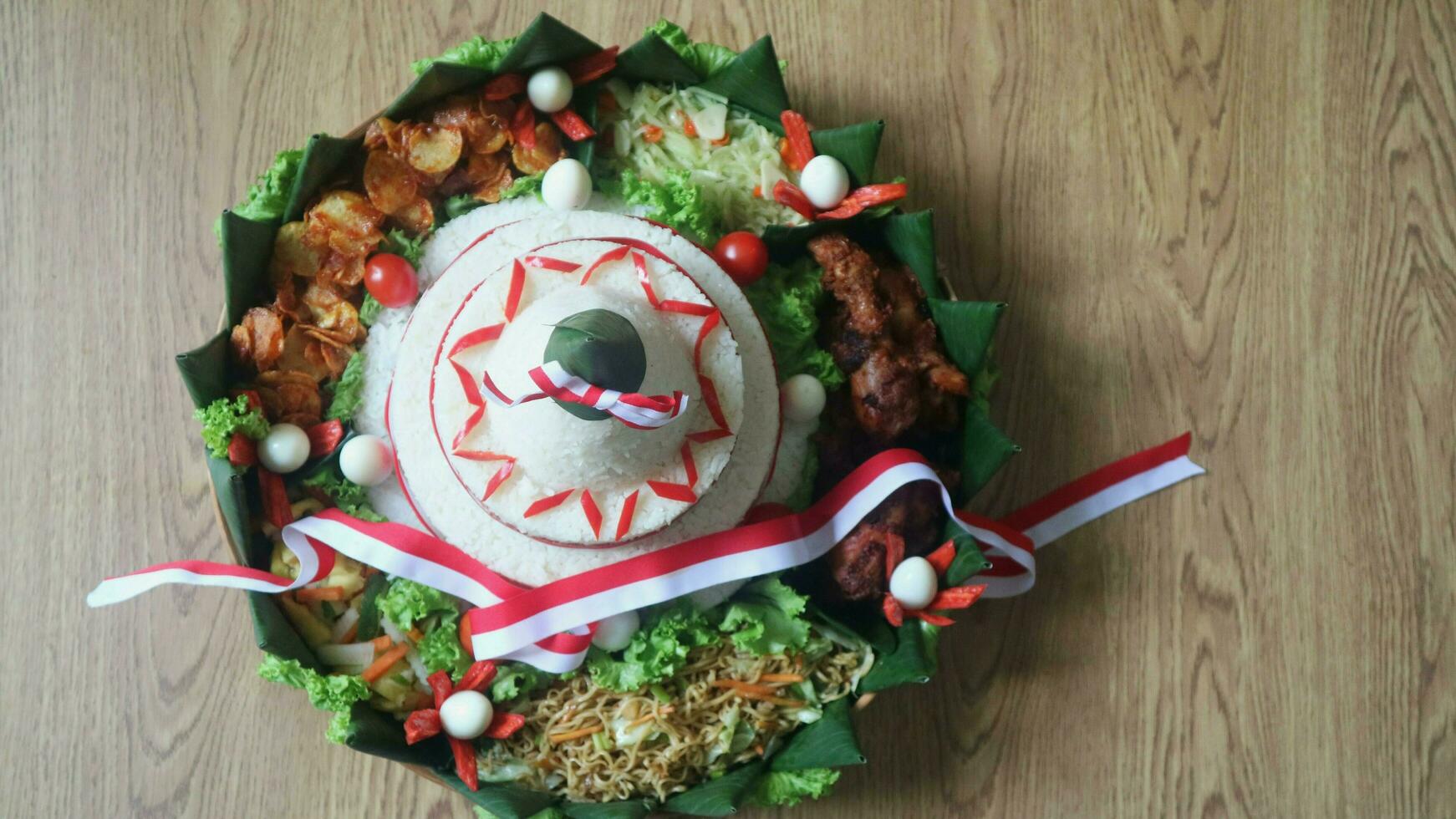 cone em forma arroz com indonésio nacional fita chamado nasi Tumpeng Merah putih para independência dia celebração às 17 agosto foto