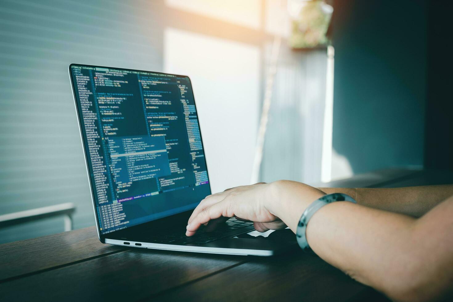 mulheres do desenvolvedor programação e codificação tecnologia. local na rede Internet Projeto segurança do a social mundo ciberespaço conceito. foto