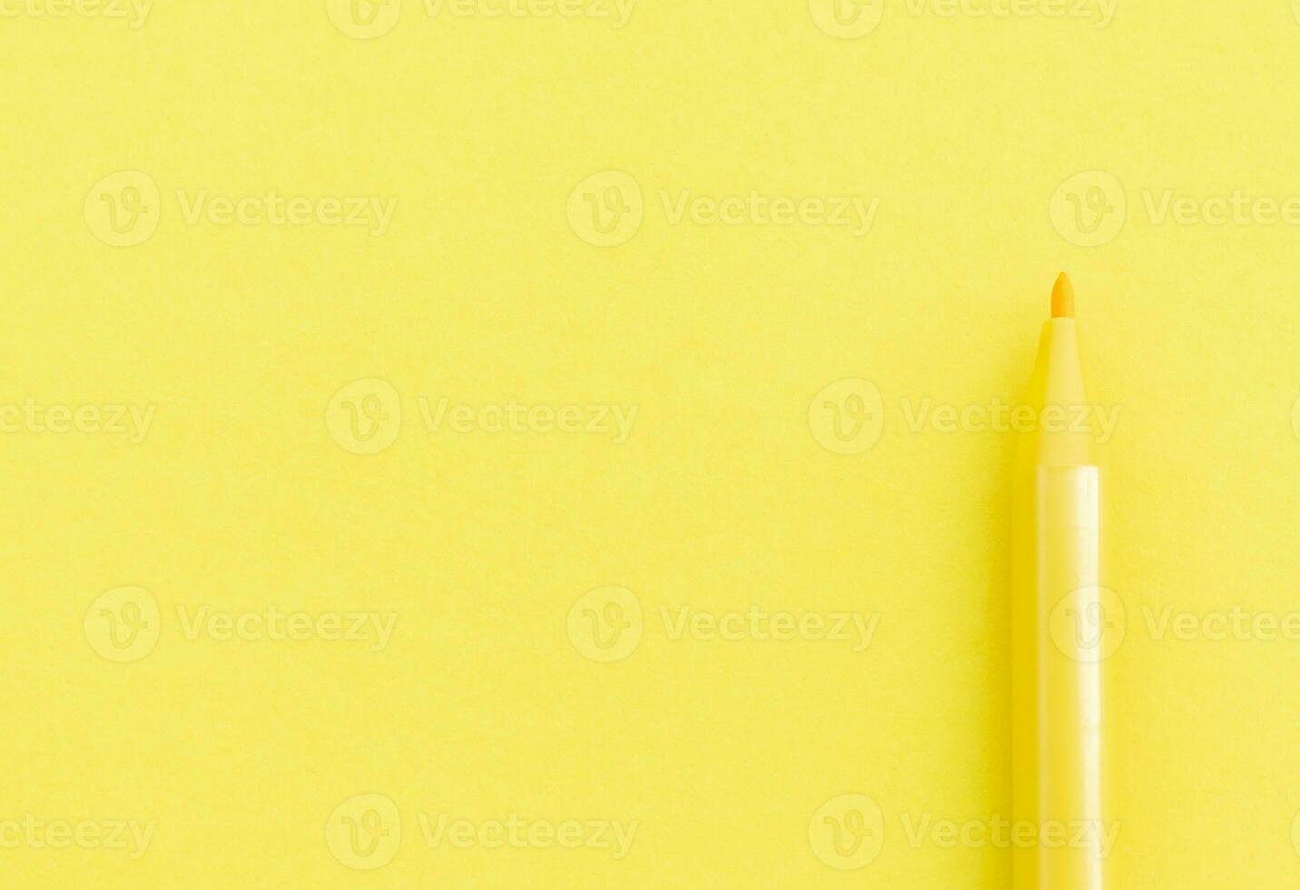 amarelo marcador isolado em amarelo fundo, depois de alguns Editar% s. foto
