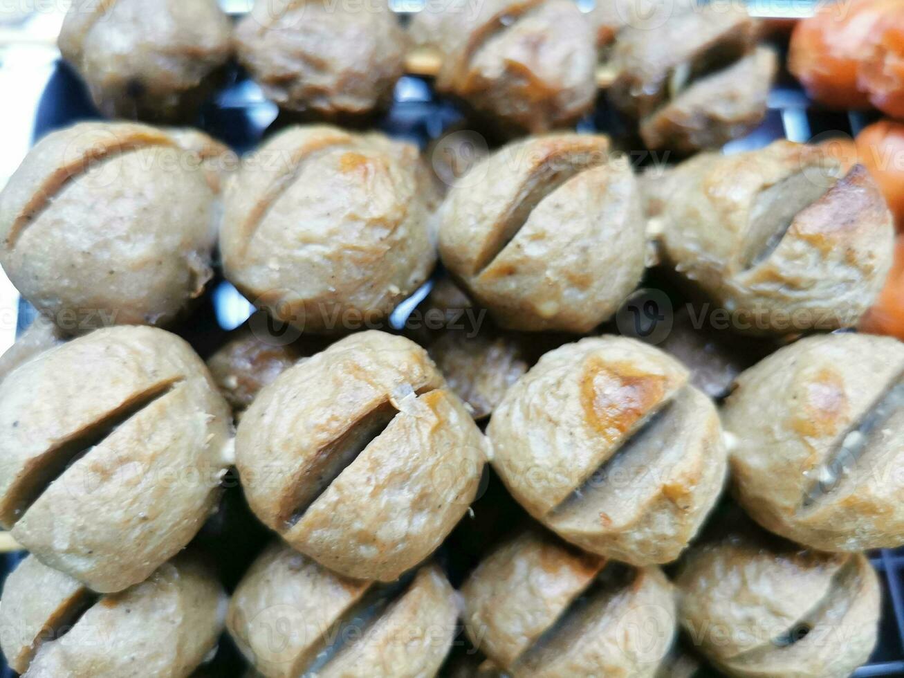 almôndegas estão 1 do a a maioria popular tailandês pratos este pode estar encontrado dentro mercados ou supermercados. foto