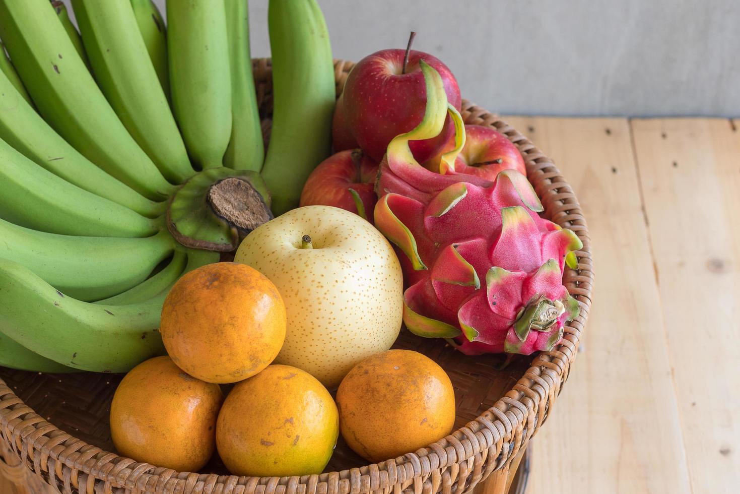 frutas dieta conceito diferentes frutas na mesa de madeira foto