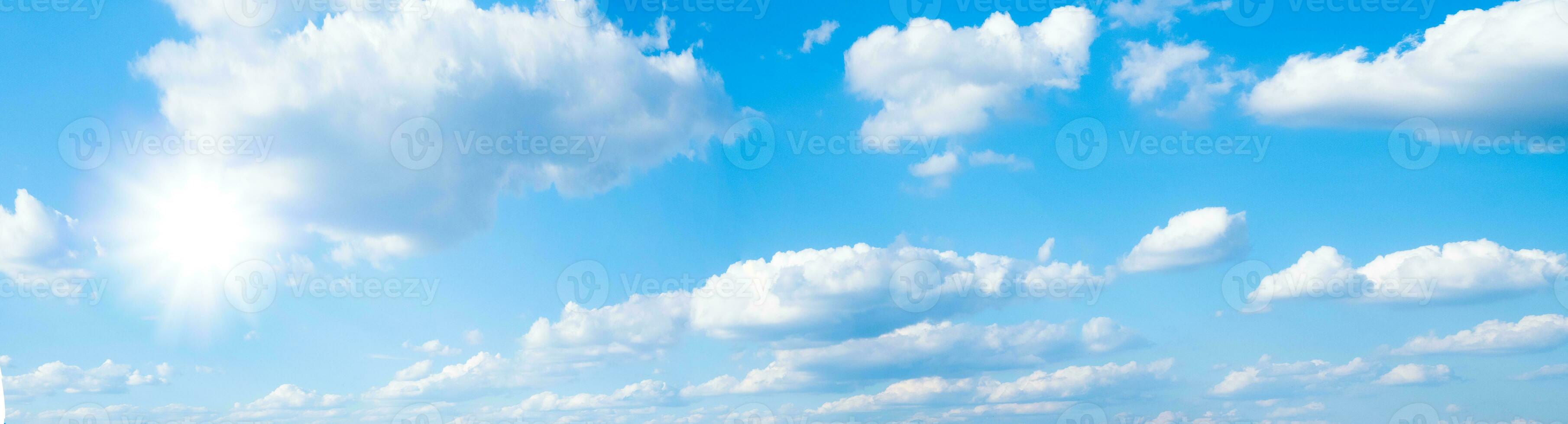 lindo céu azul com nuvens brancas e sol foto