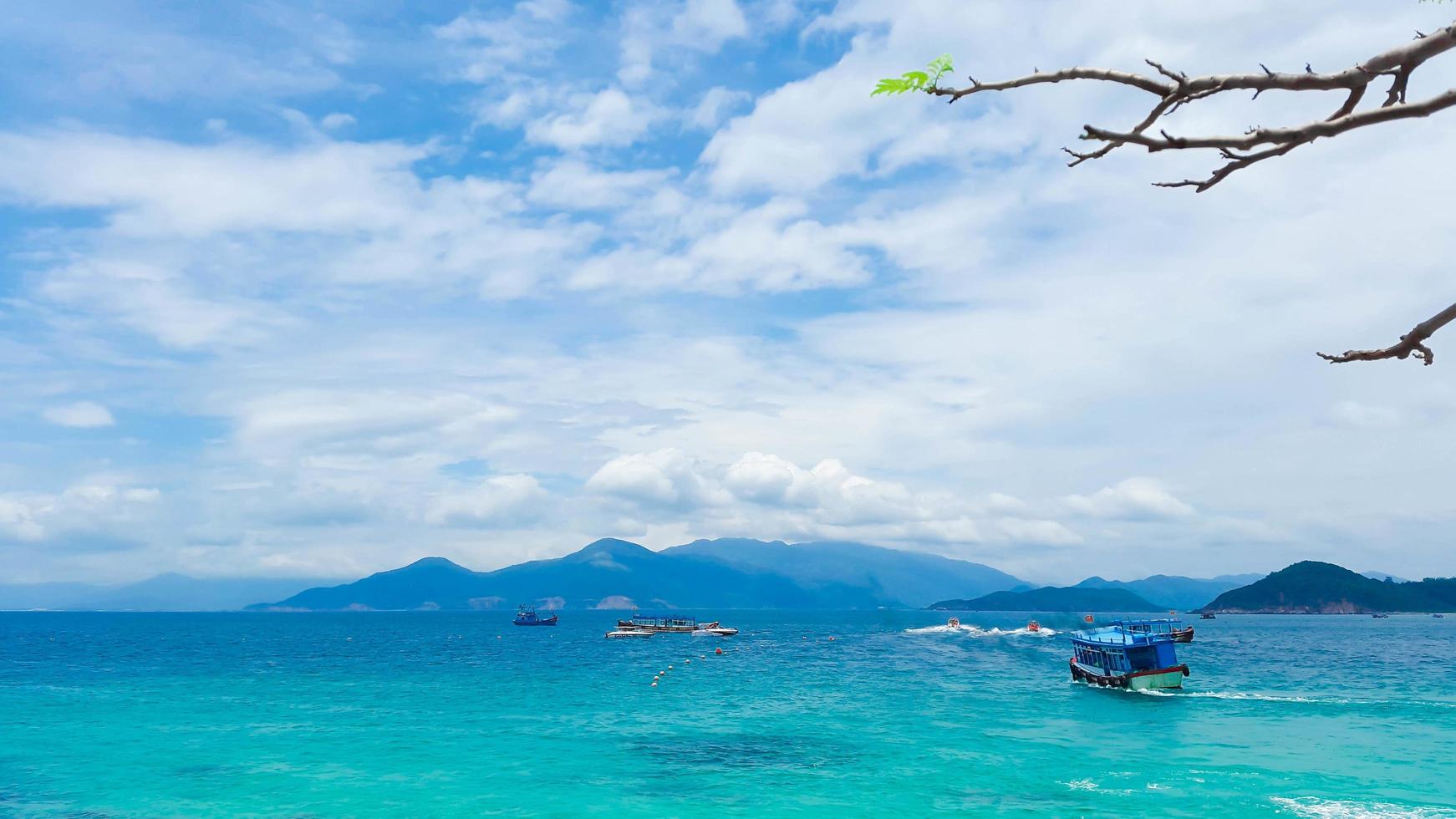 o céu azul e mar foto