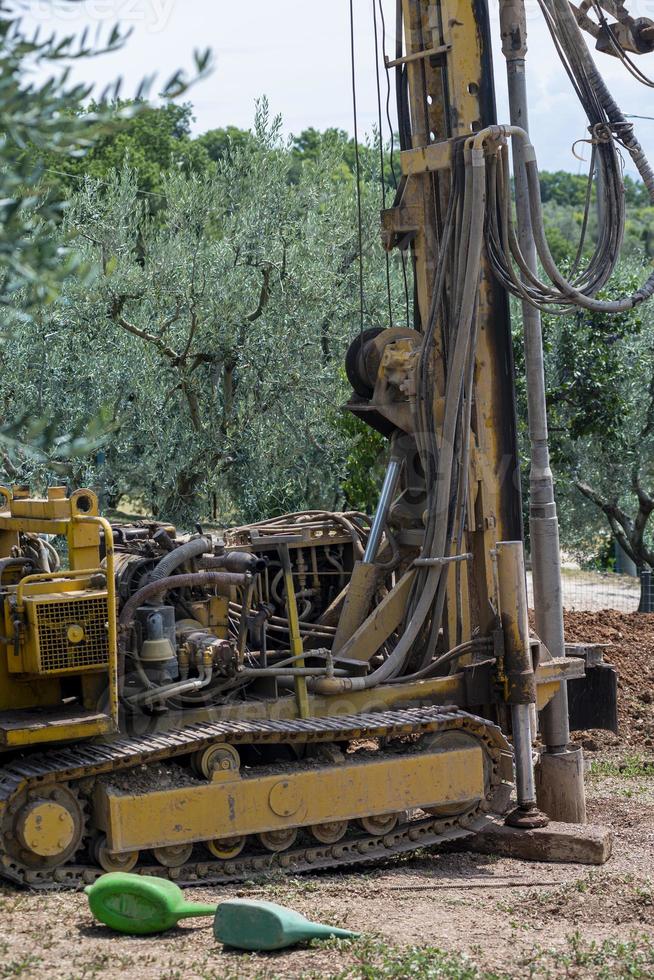 bem trado durante um trabalho foto