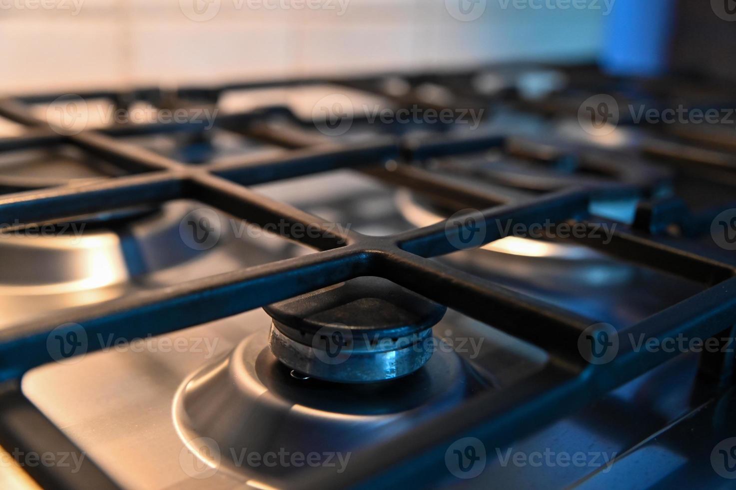 Fogão de cozinha com grelha para colocar panelas foto