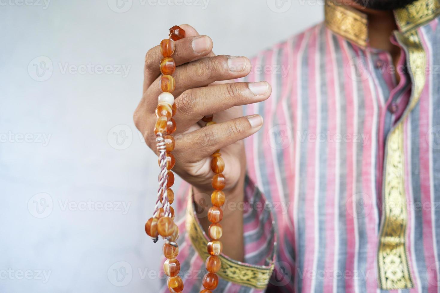 muçulmano maneja gestos de oração durante o ramadã, close-up foto