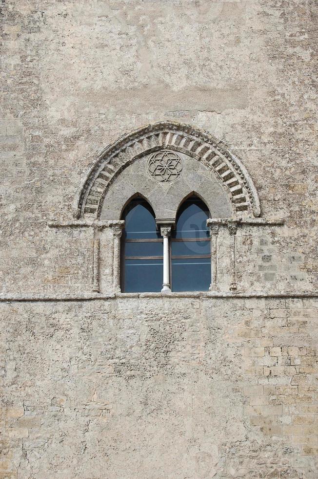 janela velha de um castelo foto