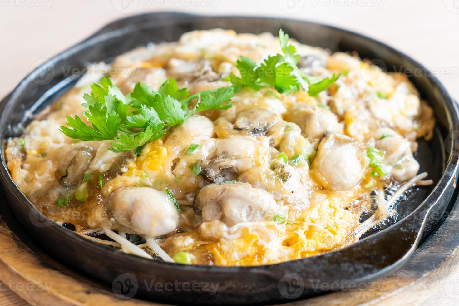 omelete de ostra com broto de feijão foto