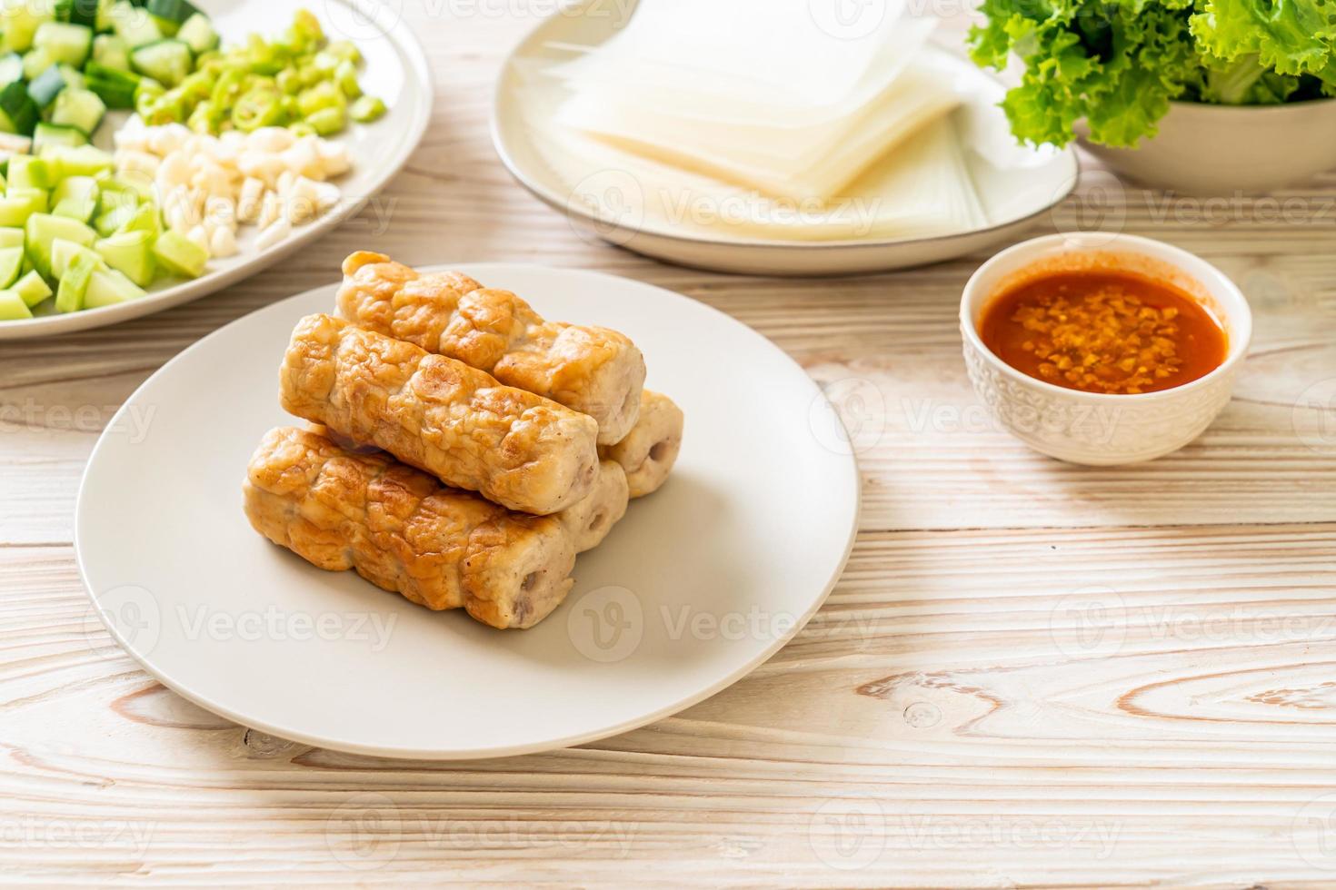 almôndega de porco vietnamita com wraps de vegetais foto