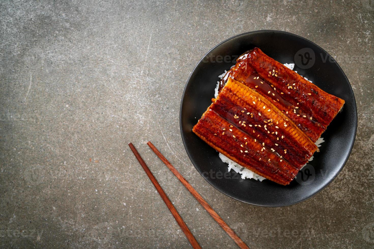 enguia japonesa grelhada com tigela de arroz ou unagi don foto