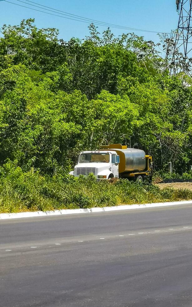 playa del carmen quintana roo méxico 2022 vários caminhões mexicanos transportadores vans carros de entrega no méxico. foto