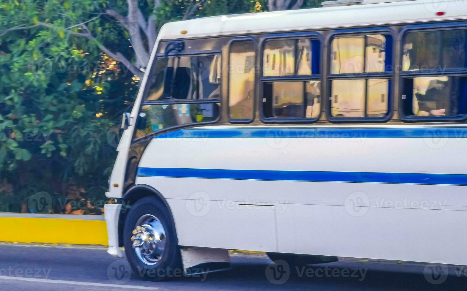 vários colorida ônibus Tour ônibus transporte dentro porto escondido México. foto