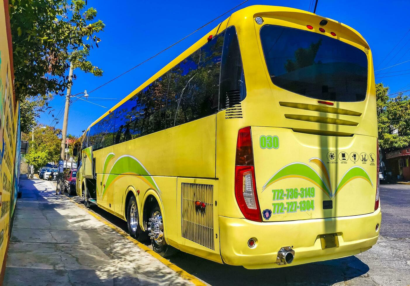 porto escondido Oaxaca México 2023 vários colorida ônibus Tour ônibus transporte dentro porto escondido México. foto