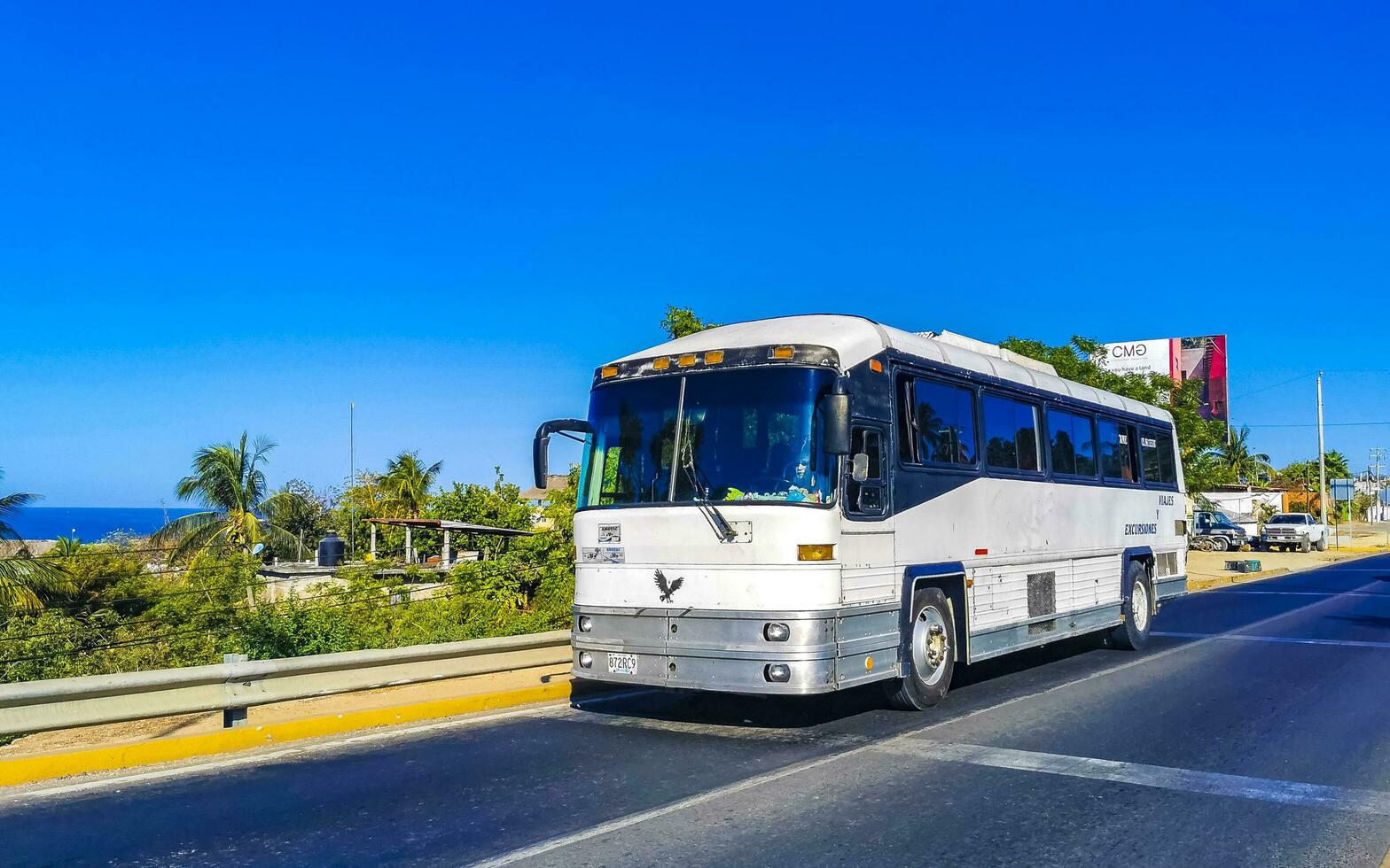 porto escondido Oaxaca México 2023 vários colorida ônibus Tour ônibus transporte dentro porto escondido México. foto