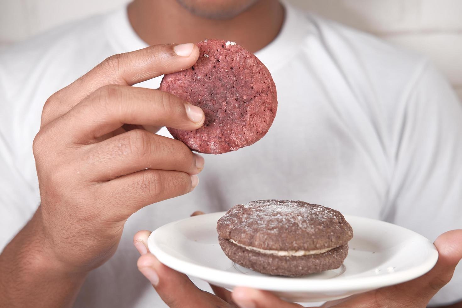 colher biscoitos e chá na mesa à mão foto