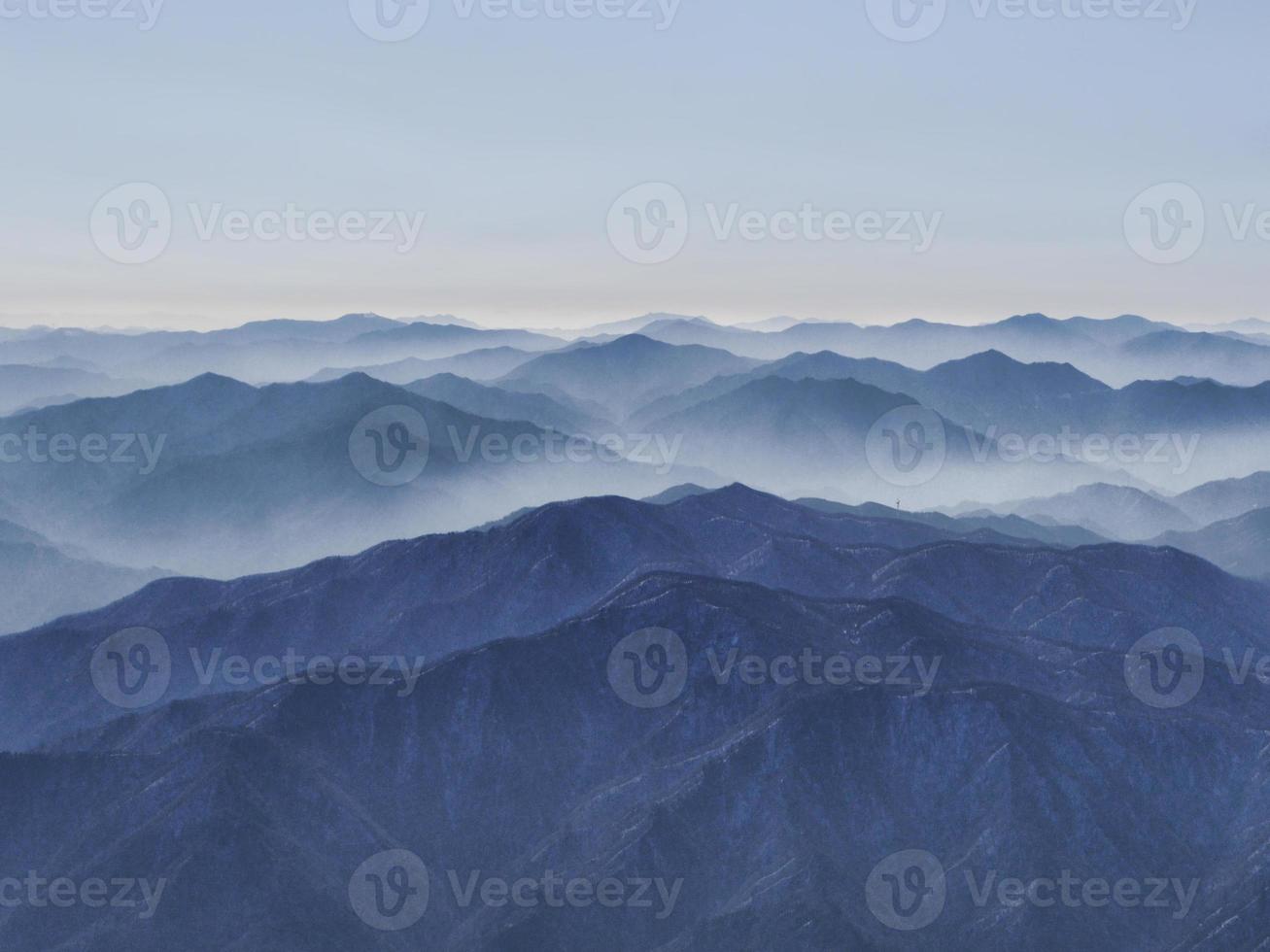 altas montanhas nas nuvens. Parque Nacional Seoraksan, Coreia do Sul foto
