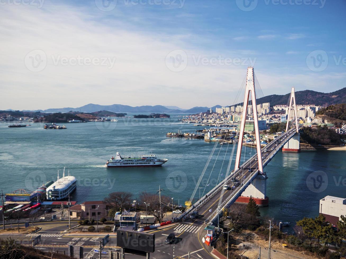 grande navio na baía da cidade de yeosu. Coreia do Sul. janeiro de 2018 foto