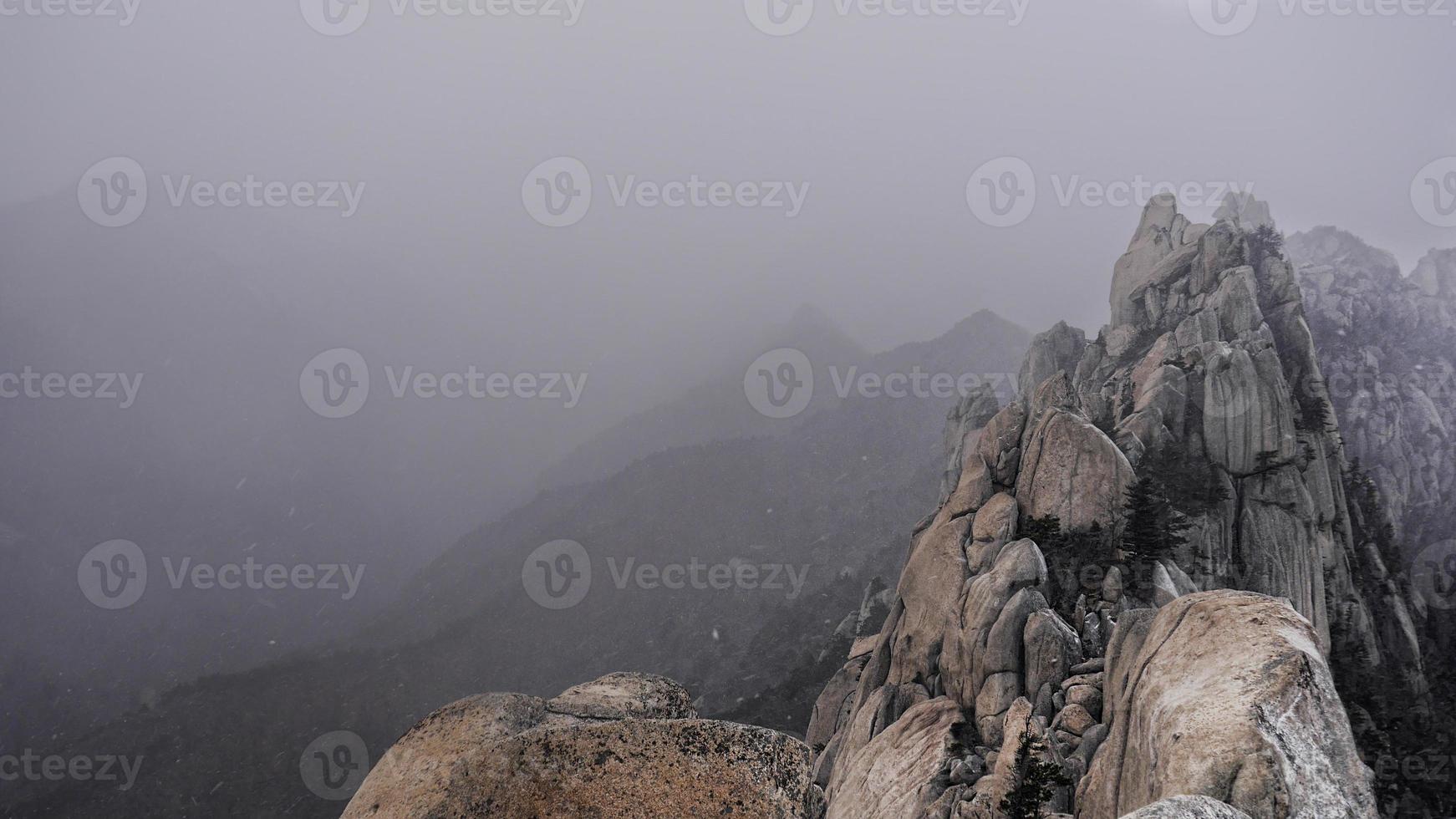 o pico da montanha alta nas montanhas de Seoraksan, Coreia do Sul foto