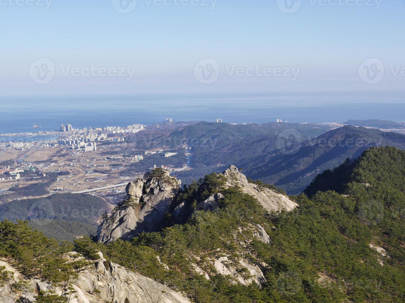 a vista do pico para belas montanhas e cidade de sokcho. Parque Nacional de Seoraksan. Coreia do Sul foto