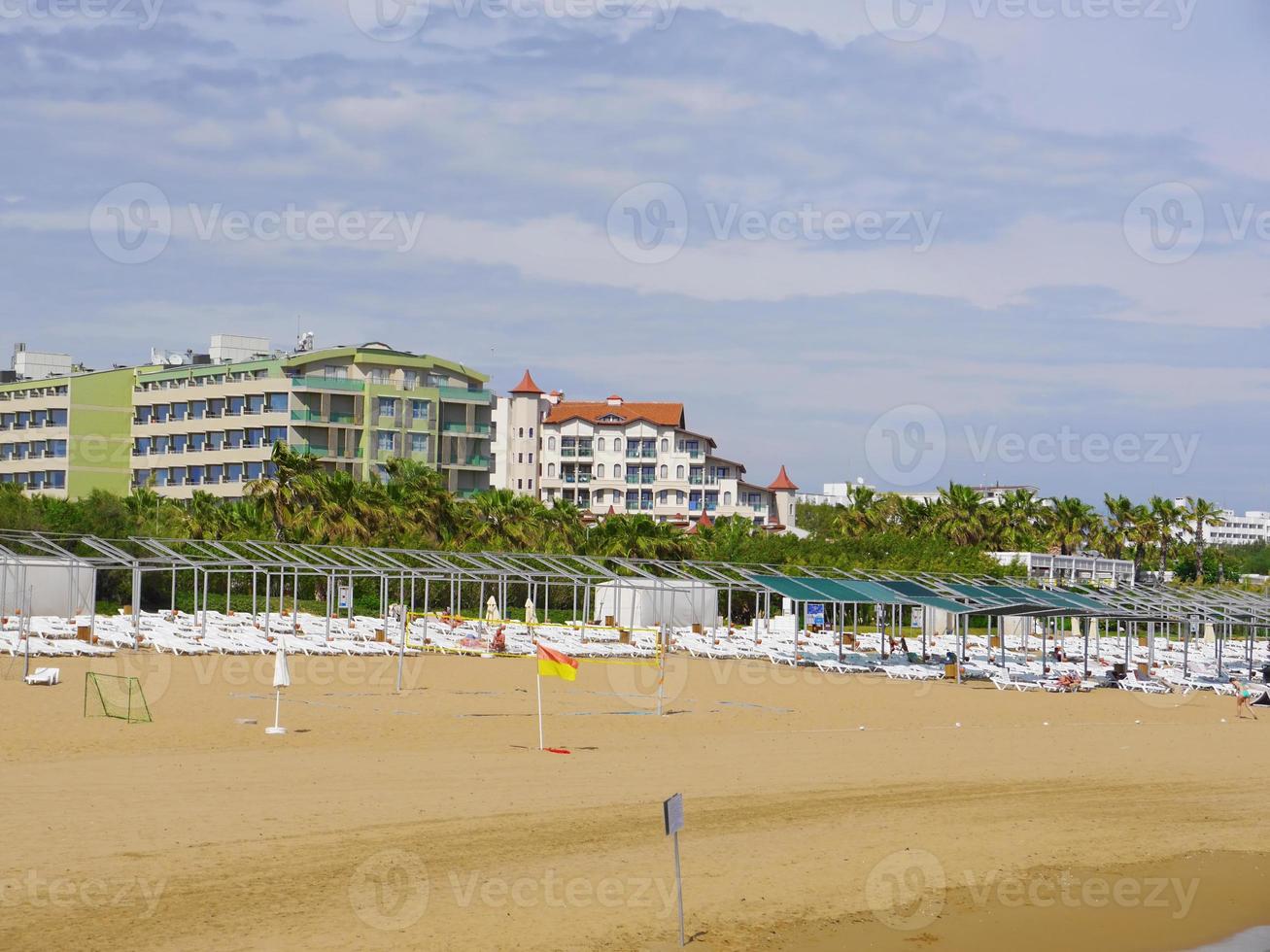 praia turca e grandes hotéis ao fundo. cidade de Antalya, Turquia. maio de 2017 foto