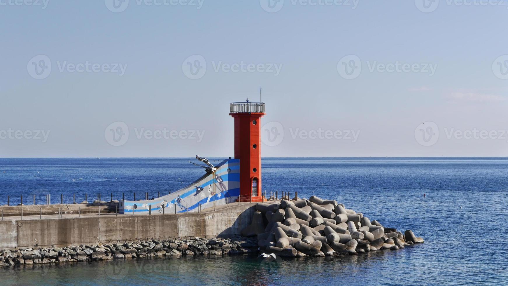 farol vermelho na cidade de sokcho. Coreia do Sul foto