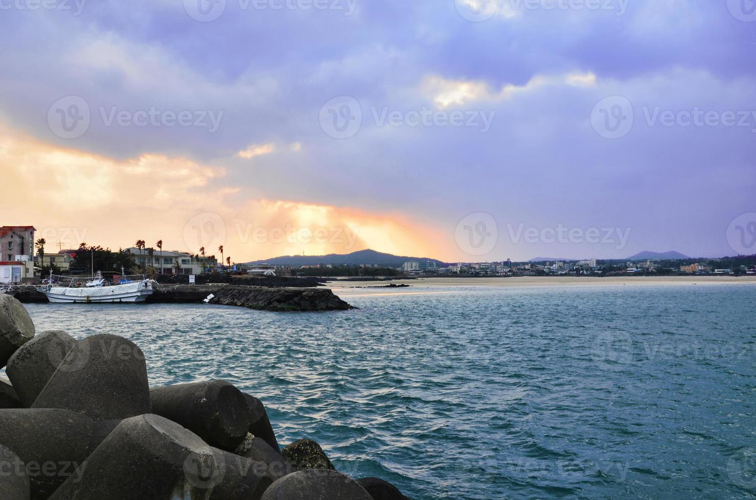 belo pôr do sol no mar. Ilha de Jeju, Coreia do Sul foto