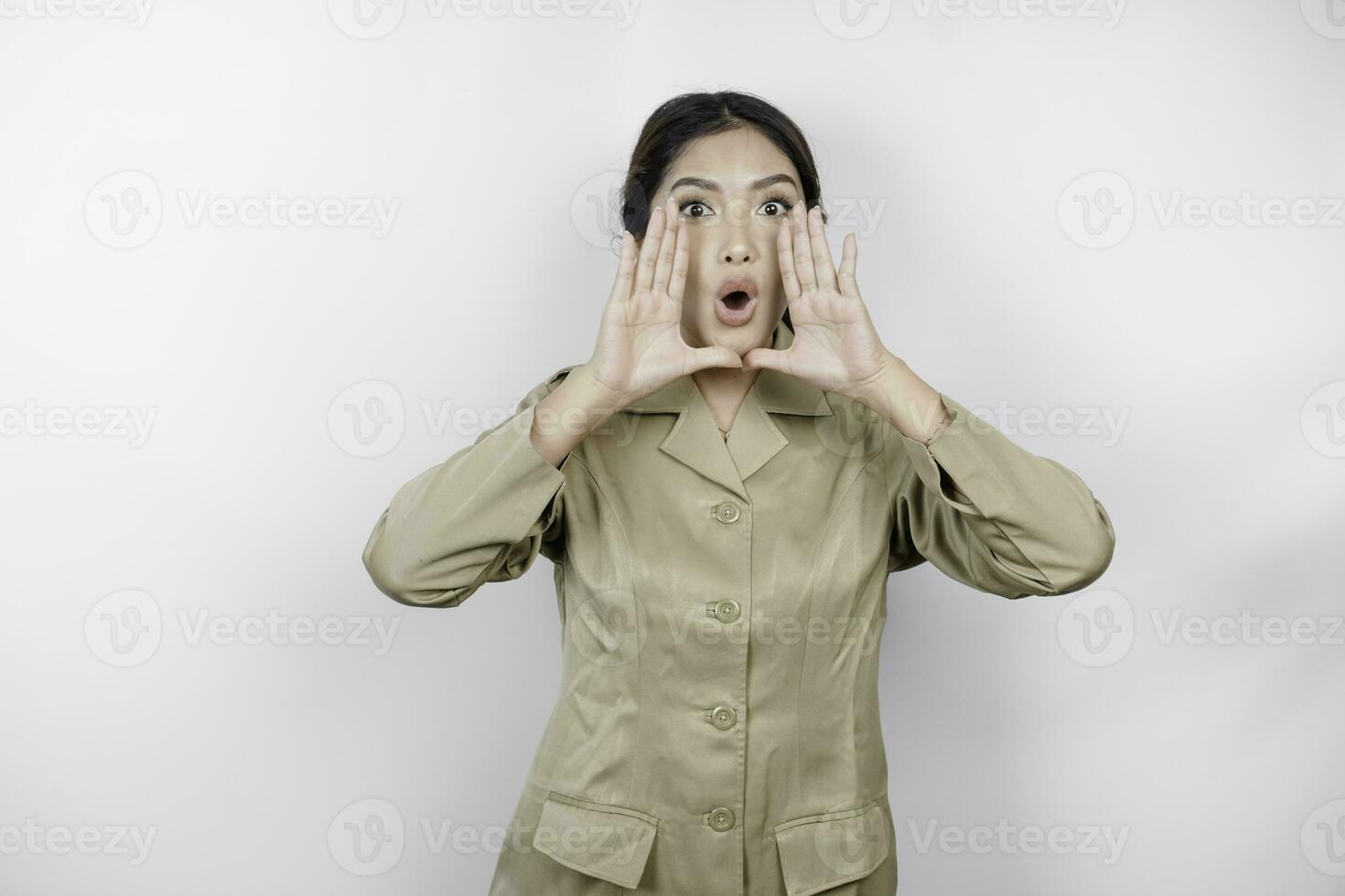 jovem lindo Civil trabalhador mulher é gritando ou gritando isolado de uma branco fundo. comunicação conceito foto