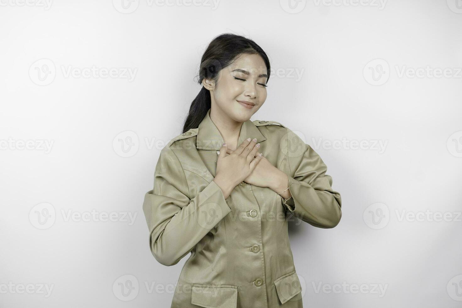 feliz atento grato jovem Civil trabalhador mulher mão em peito sorridente isolado em branco fundo foto