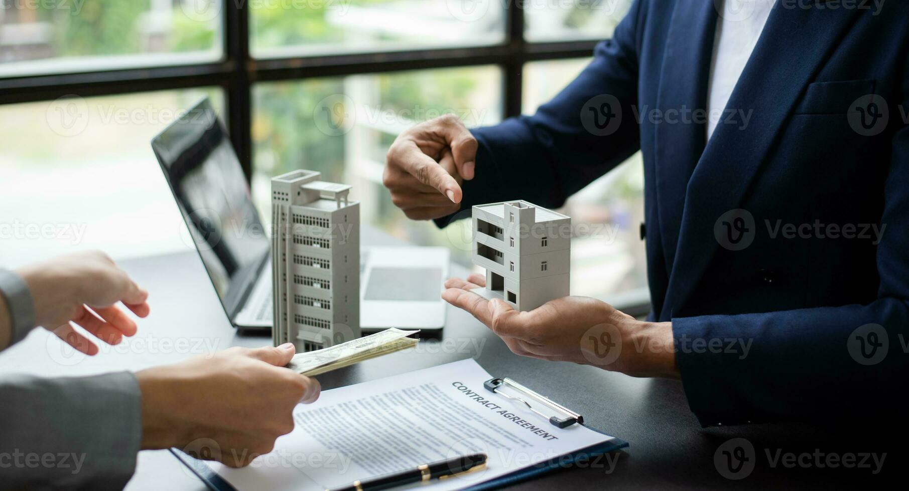 assinando um contrato. agente cliente e corretor, contrato de locação, negócio bem-sucedido e negócios jovens sentados à mesa no escritório foto