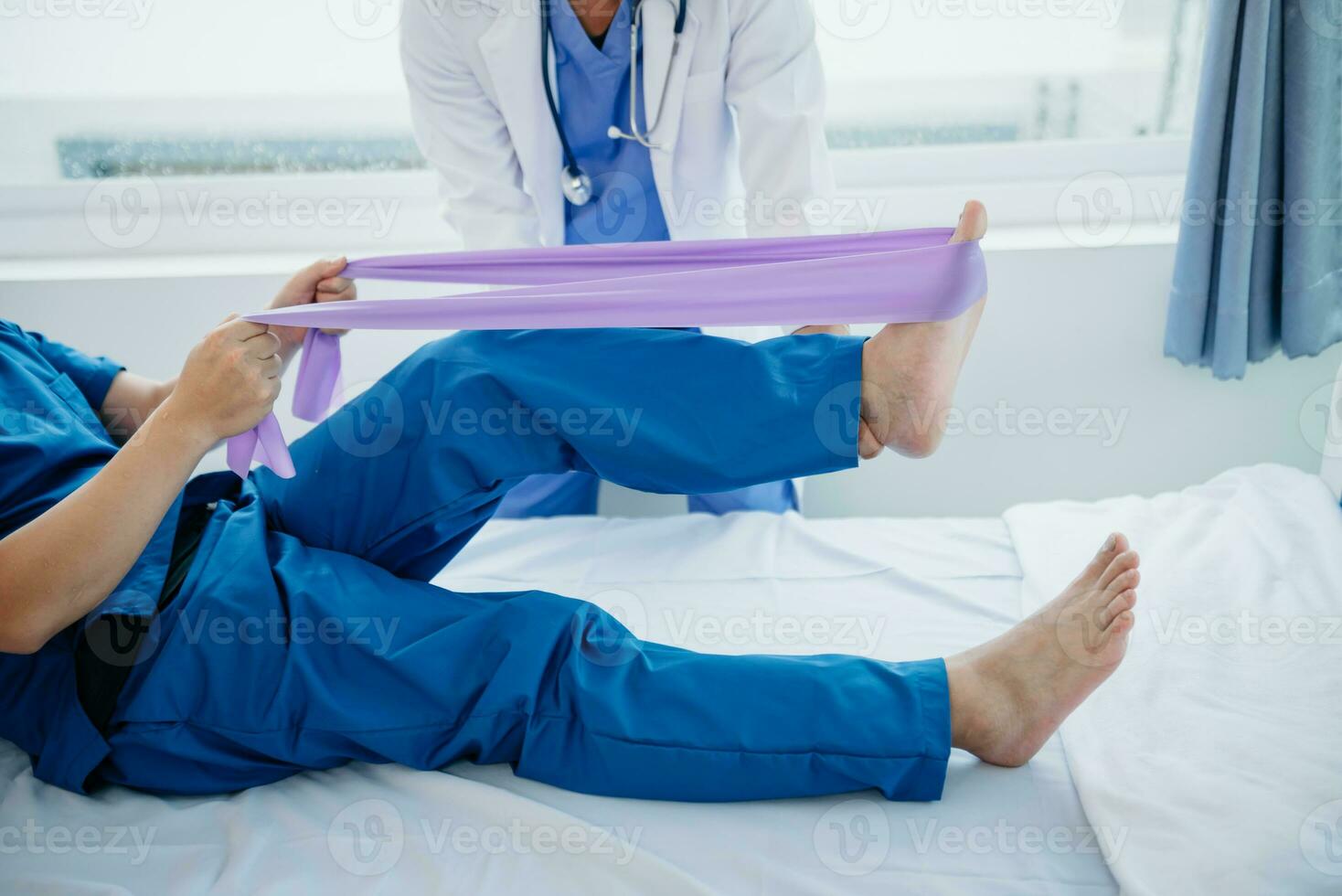 fisioterapeuta ajudando paciente enquanto alongamento dele perna dentro cama dentro clínica foto