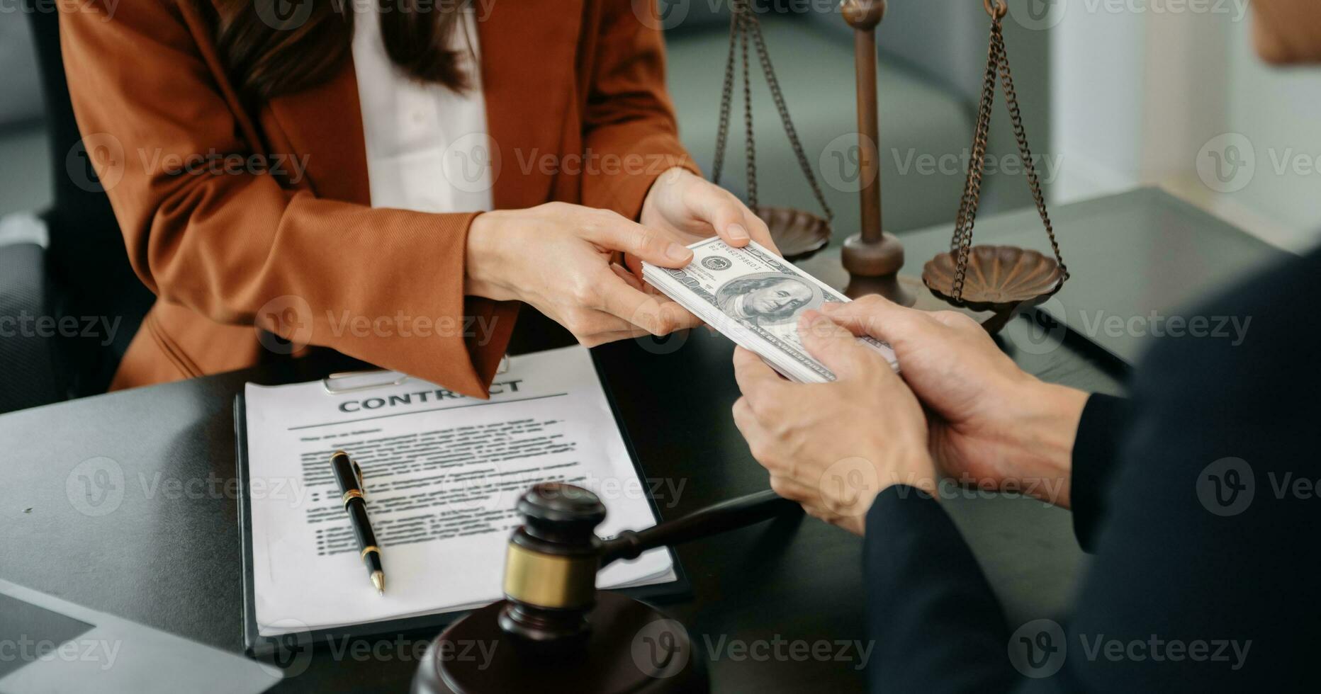 justiça e lei conceito.passagem suborno dinheiro dentro a envolver às advogado escritório. homem de negocios mão levando suborno dinheiro a partir de fêmea foto