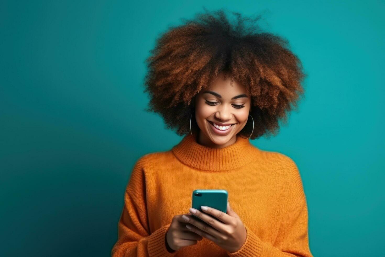 mulher com encaracolado cabelo é usando dela Smartphone e sorridente foto