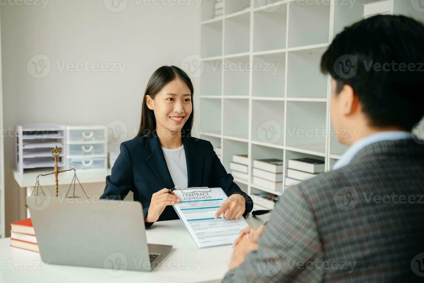 negócios e advogado masculino ou juiz consultar tendo reunião de equipe com cliente, direito e conceito de serviços jurídicos. boa cooperação de serviço ao cliente no escritório foto