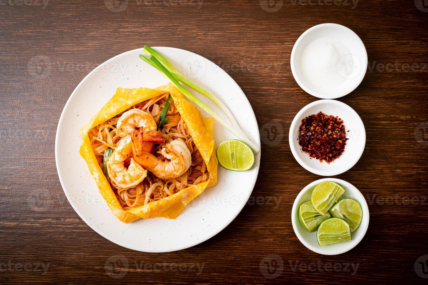 macarrão tailandês frito com camarão e embrulho de ovo ou pad thai foto