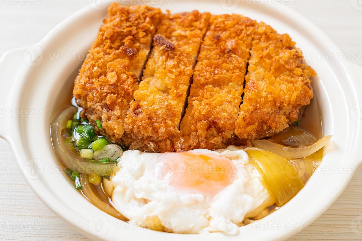 Costeleta de porco frita japonesa com sopa de cebola e ovo foto