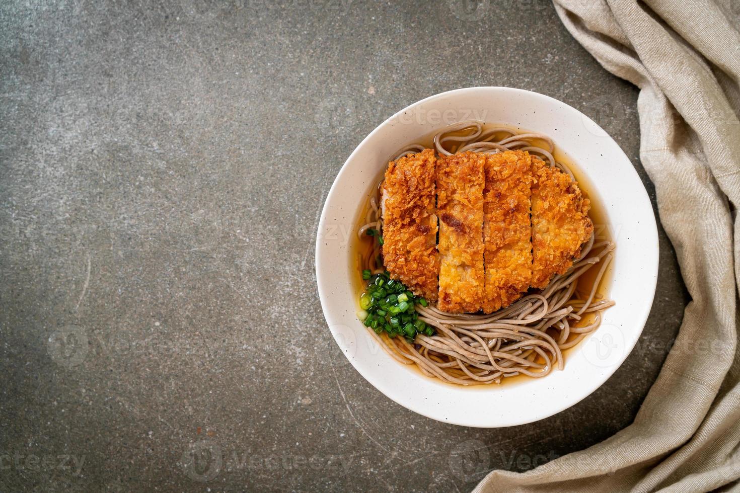 macarrão soba ramen com costeleta de porco frita japonesa foto